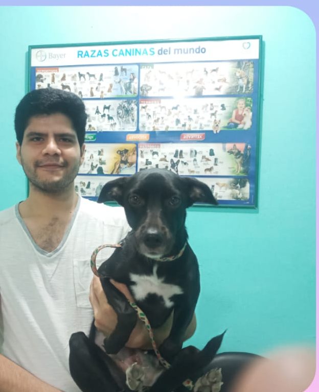 Joven con su perrito negro